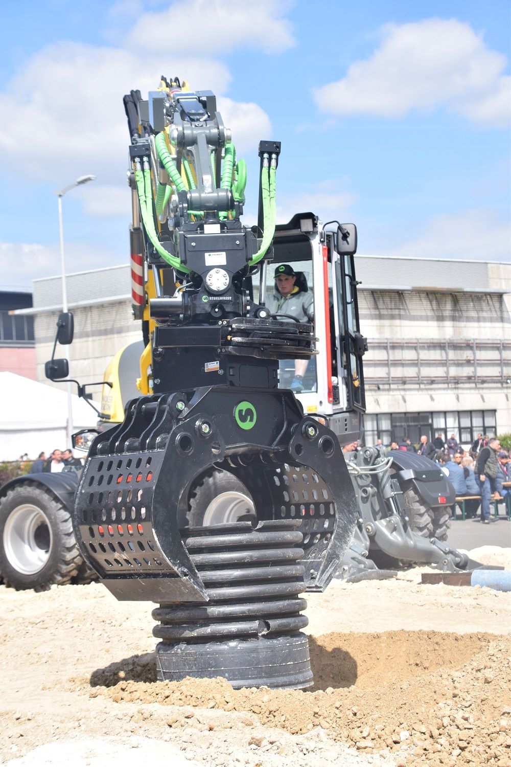 Steelwrist tiltrotator op een Wacker Neuson EW 100 graafmachine met MIC 4.0 joystick